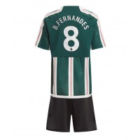 Billiga Manchester United Bruno Fernandes #8 Barnkläder Borta fotbollskläder till baby 2023-24 Kortärmad (+ Korta byxor)
